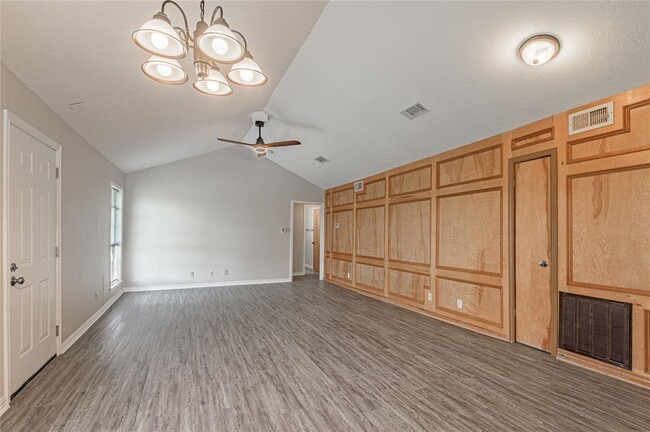 Building Photo - 610 Normal Park Dr