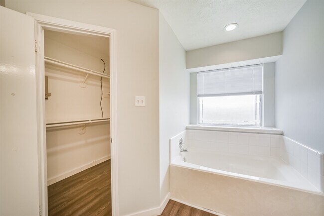 Building Photo - 1021 N Sunset Dr