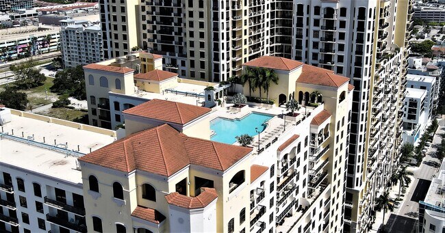 Building Photo - 801 S Olive Ave