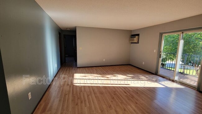 Building Photo - 418 Allan Ave