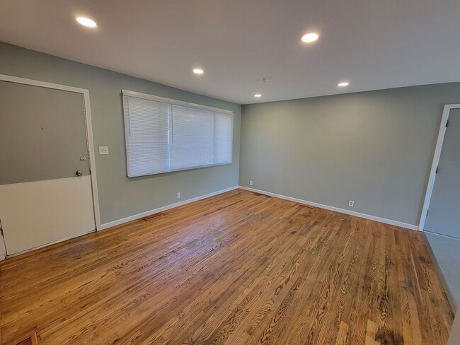 Building Photo - 3 bed, 1 bath, Close to South Bend Airport