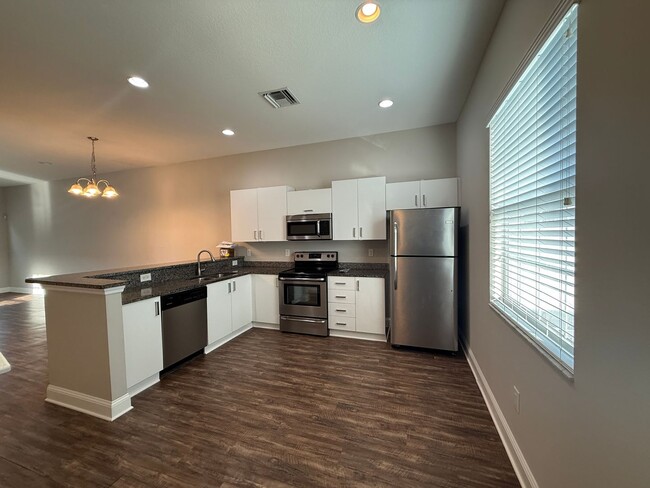 Building Photo - Downtown Central Location 2/2 Townhome with fenced yard and garage