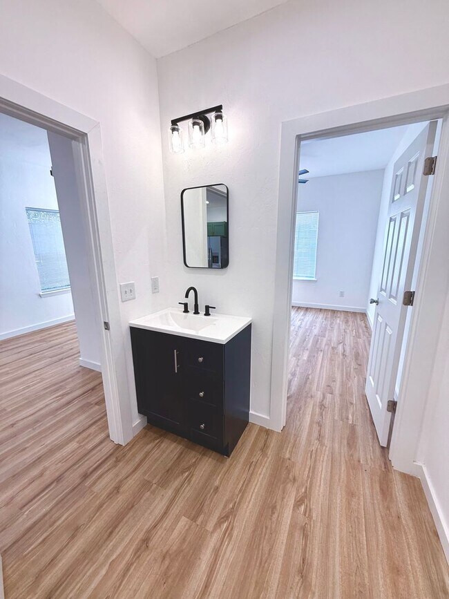 Building Photo - Completely Remodeled 1BD 1BA Duplex Locate...