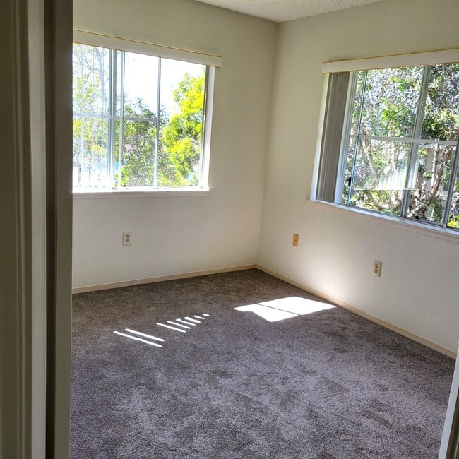 Building Photo - Northpointe Townhouse - 2 bedrooms, 2 baths, 2 parkings