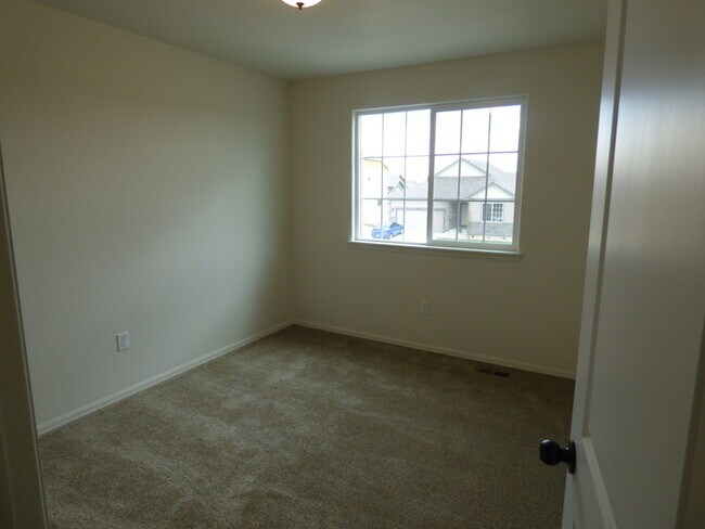 Building Photo - Spacious 3 Bedroom, 2.5 Bathroom Home in Berthoud- Easy Commuting!