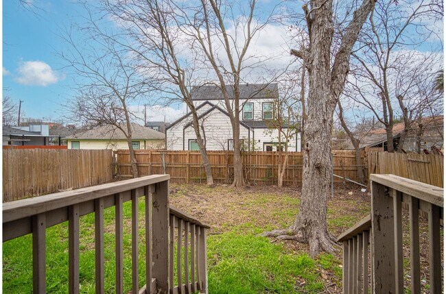 Building Photo - Don't Miss This Relaxing 3BR/1BA Home Near Beautiful Downtown!