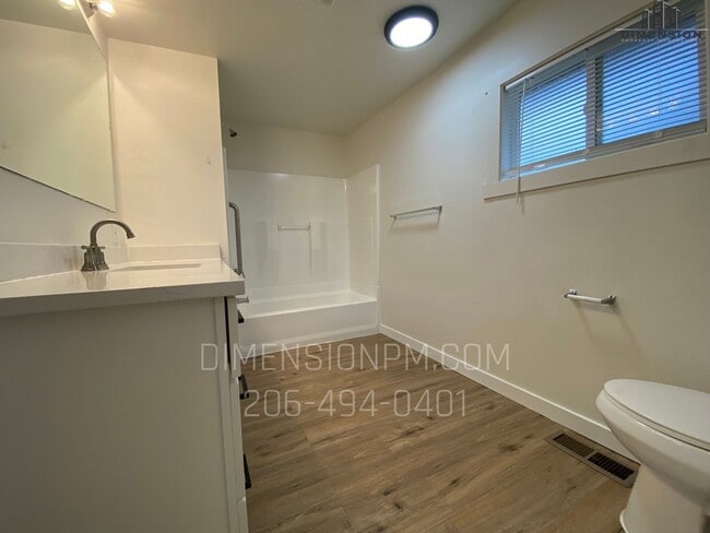 Building Photo - Amazing 4 bed, 2 bath house in Renton. AVAILABLE NOW!