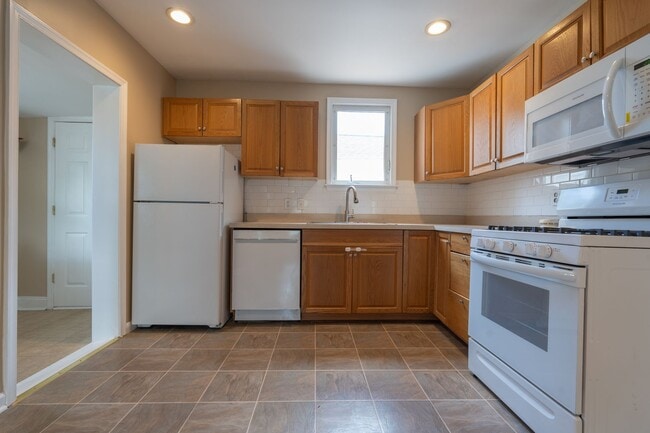 Building Photo - BEAUTIFUL 3 Bedroom Home in Little Creek!