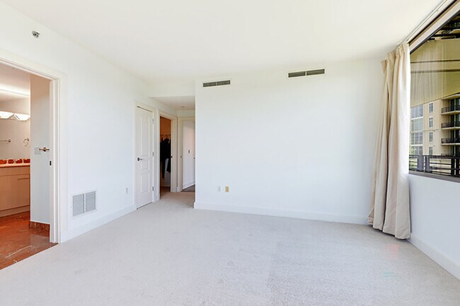 Building Photo - 700 Park Regency Pl NE