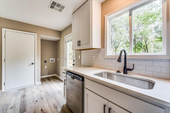 Building Photo - Cozy 2 bedroom 1 bathroom in Southeast Wichita