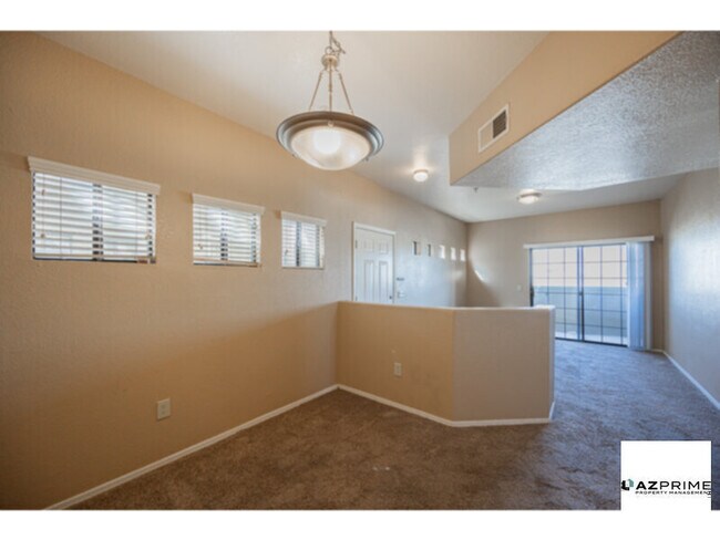 Building Photo - South Mountain Convenience in this Lovely 1/1 Phoenix Condo!