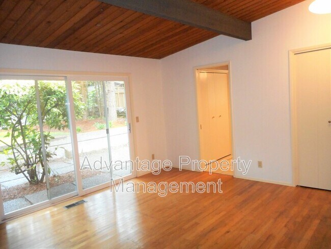 Building Photo - 3245 NW Norwood Dr