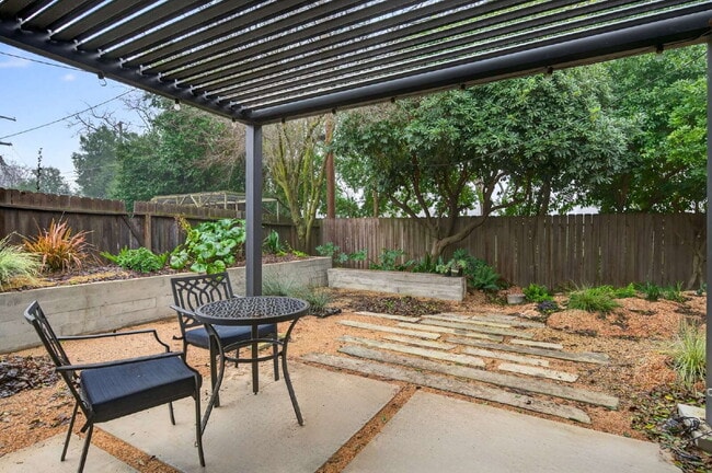 Building Photo - Not your average Davis rental.