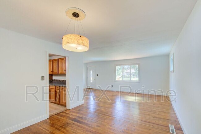 Building Photo - 321 Patrician Dr