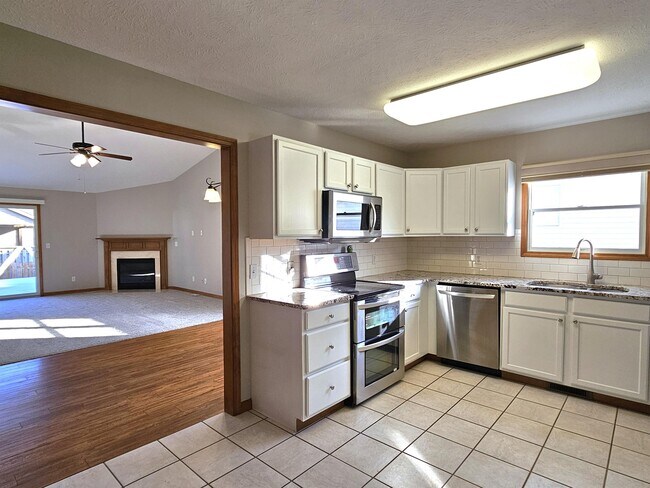 Building Photo - 2802 Cronin Dr