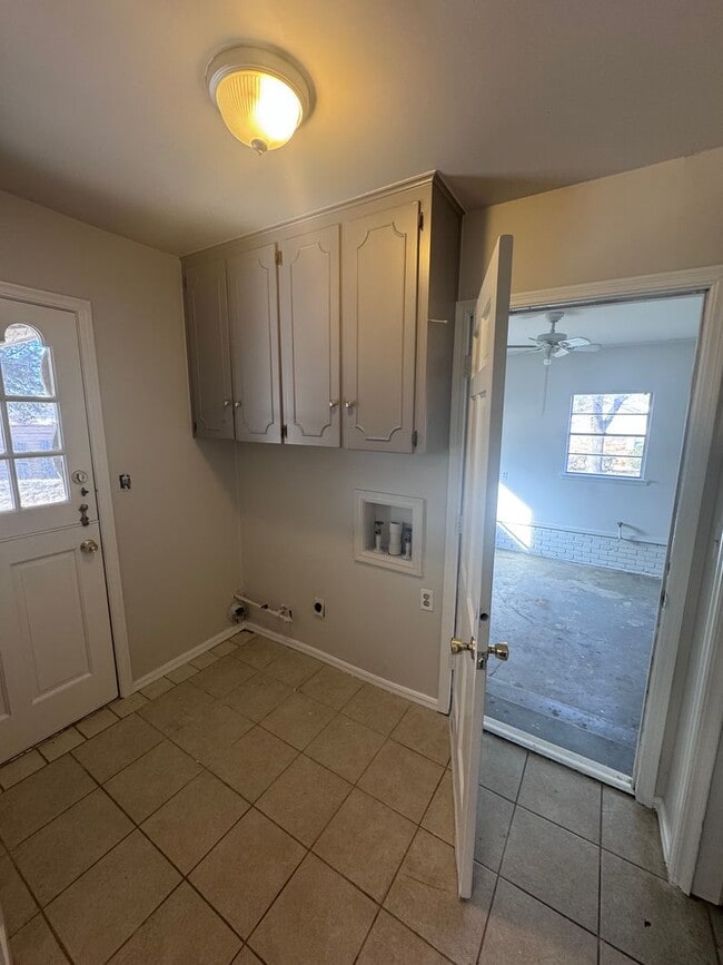 Building Photo - Midtown Tulsa 4 Bedroom Single Level Home!