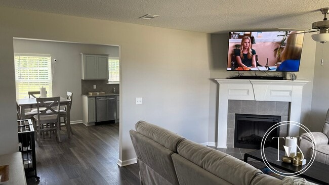 Building Photo - RATE DROP ALERT (was $2600/month) and SUMM...