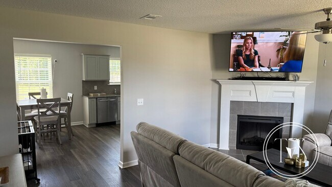 Building Photo - RATE DROP ALERT (was $2600/month)!