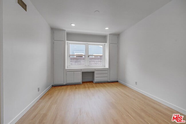 Building Photo - 6044 Varna Ave
