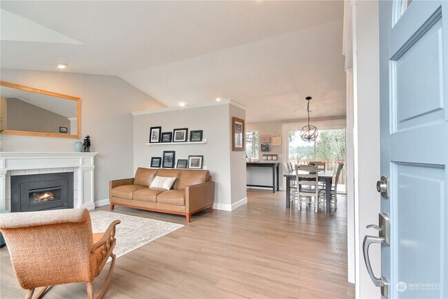 Building Photo - Well Maintained 3 Bed 2.5 Bath for Rent!