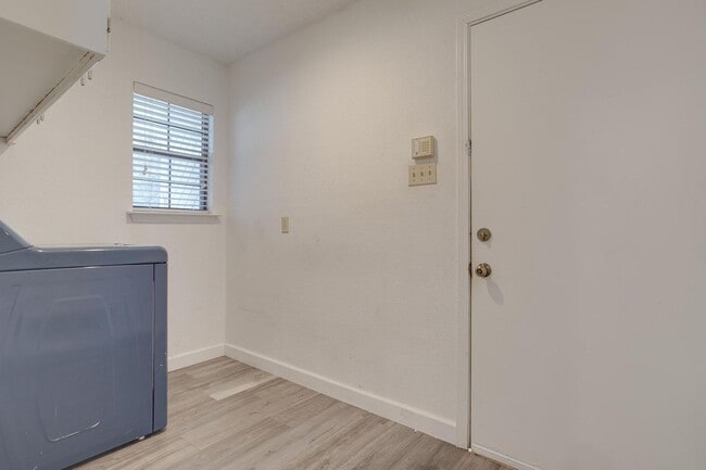 Building Photo - Beautiful 3 Bed, 2 Bath Home in Well Established Holiday West Neighborhood W /Pool and Pool Servi...