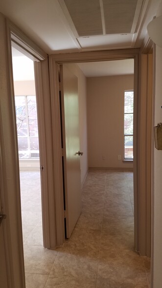 Entrance of 2 bedrooms - 4320 Holland Ave