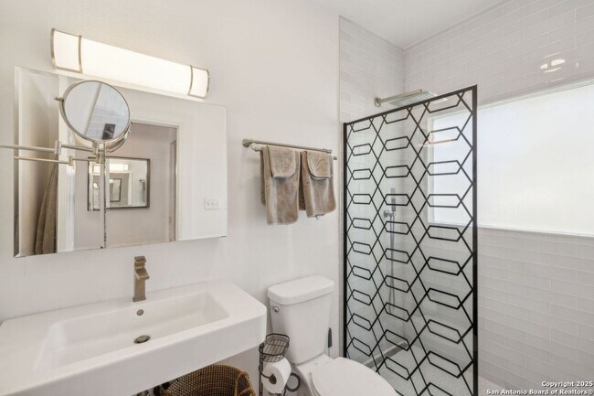 Building Photo - HISTORIC CHARM IN KING WILLIAM