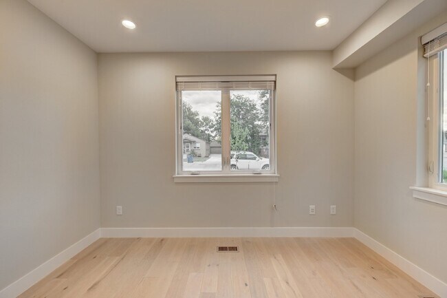 Building Photo - $3,900 - 4 Bed, 3.5 Bath Updated Townhome ...