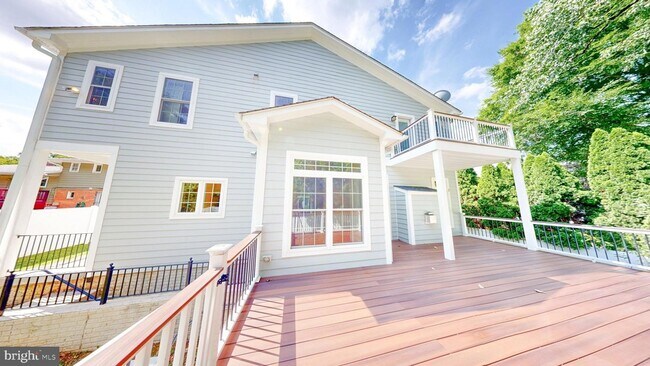 Building Photo - 6403 Earlham Dr