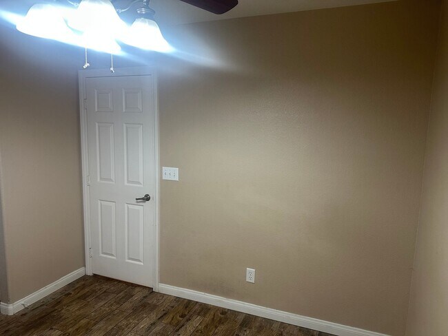 Building Photo - NW!! Single Story Home!! No Carpet!! Pot S...