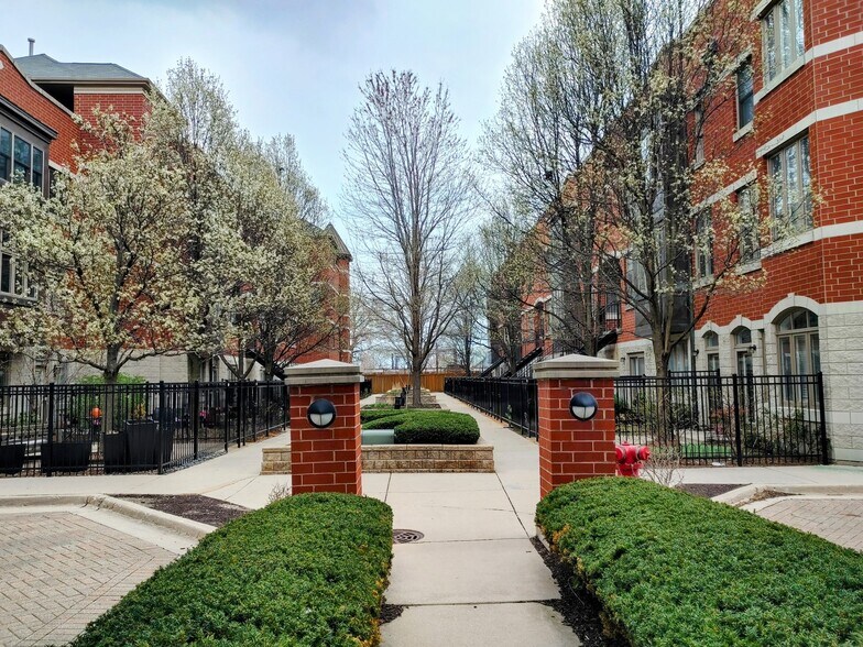 Courtyard - 331 E 17th St