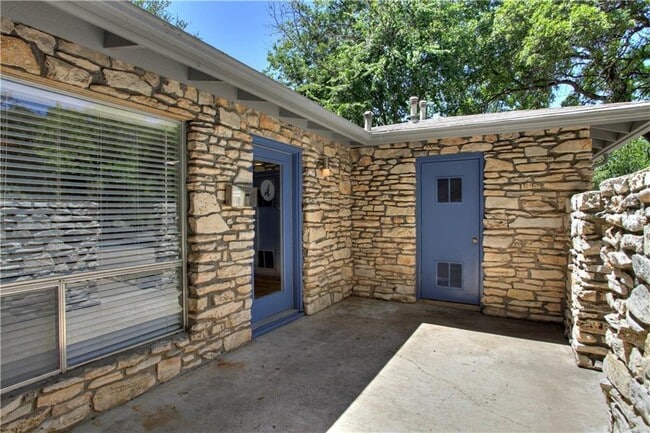 Building Photo - 2313 La Casa Dr