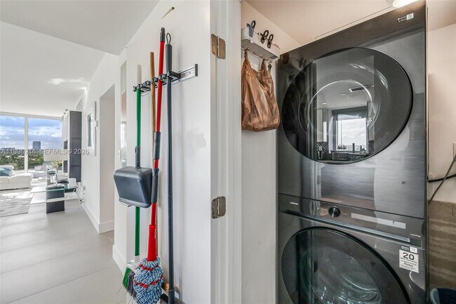 Building Photo - 10275 Collins Ave