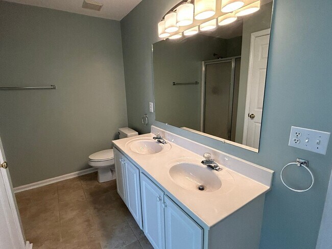 Building Photo - Charming home nestled in Courtney Pines with full fenced backyard!