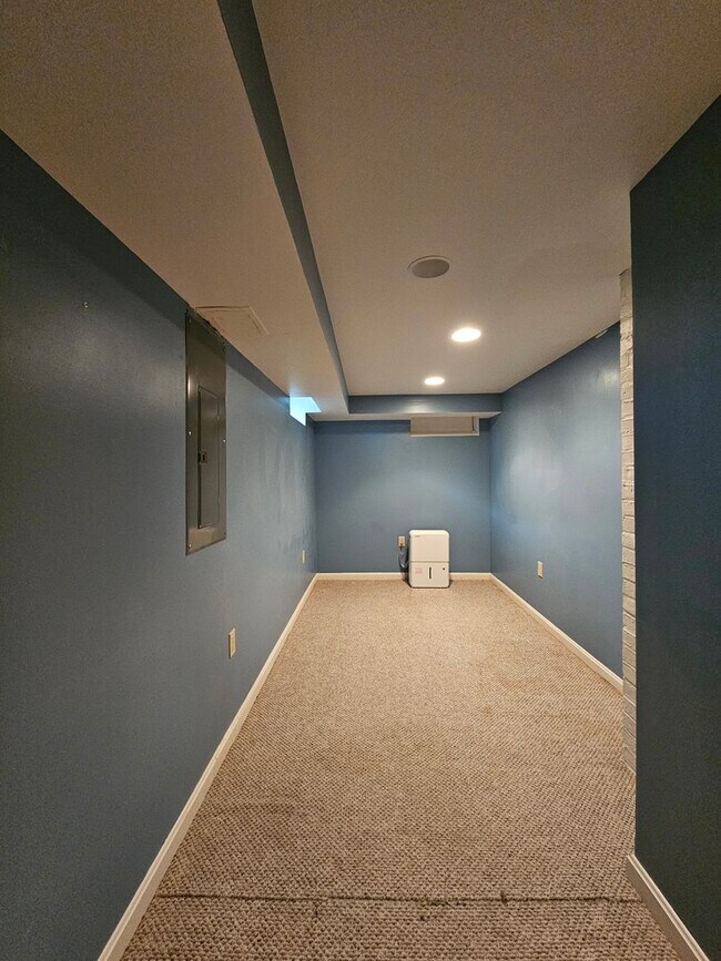 Building Photo - 102 N Forrest St