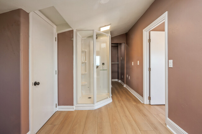 Building Photo - Gorgeous Freshly Renovated Top Floor Condo...