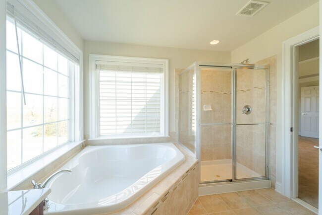 Building Photo - Gorgeous 3 Level Townhome