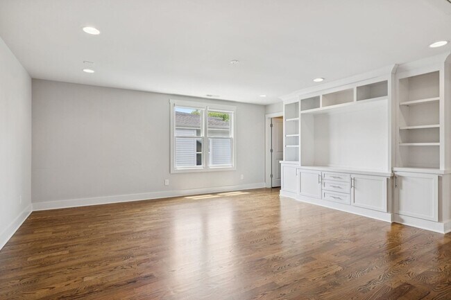 Building Photo - 2310 Vaulx Ln