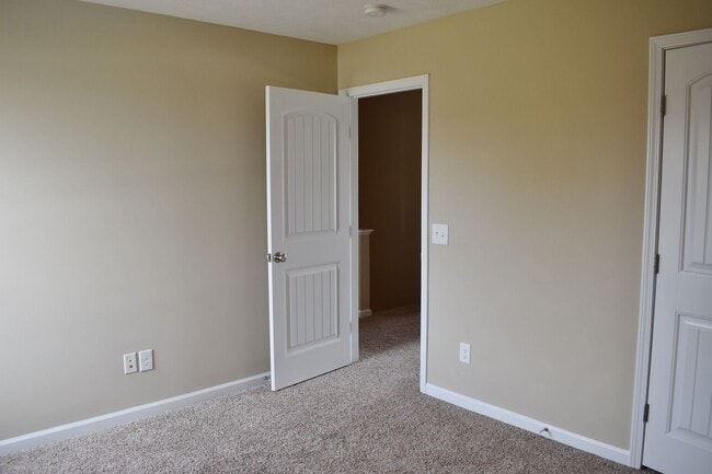 Building Photo - 3 bed 2.5 Bath Minutes from Lillington