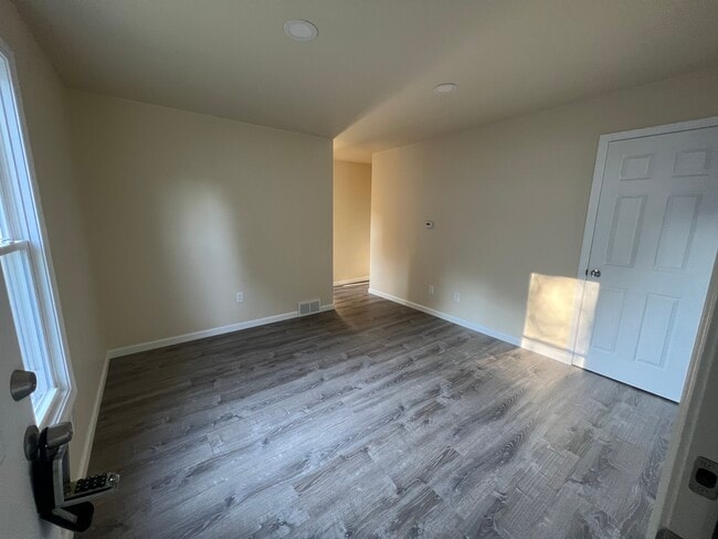 Building Photo - 915 W 3rd St