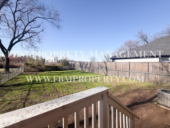 Building Photo - 493 Bryant Ave