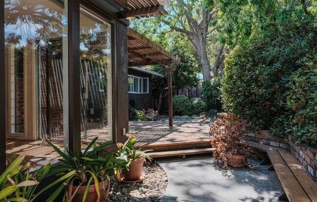 Building Photo - Charming spacious home, convenient locatio...