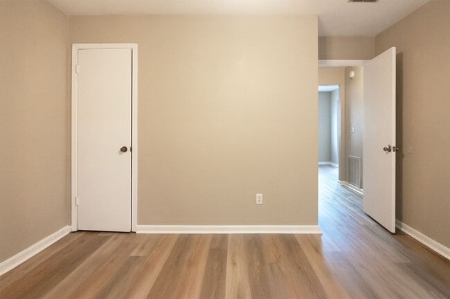 Building Photo - 733 Pointe Ct