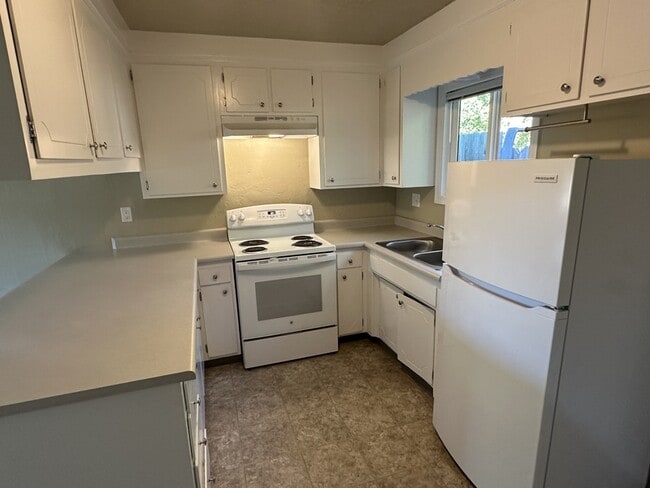 Building Photo - 719 SW Bridge St