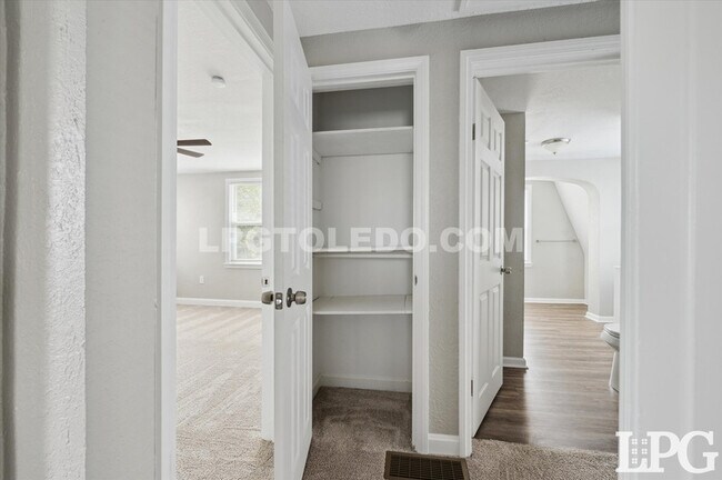 Building Photo - 928 W Gramercy Ave