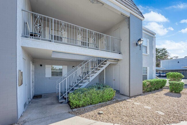 Building Photo - NEWLY REMODELED 2 BEDROOM CONDO!