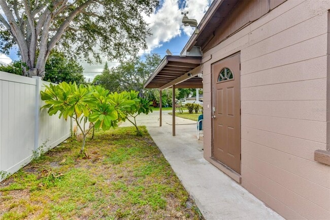 Entry way - 5318 17th St W