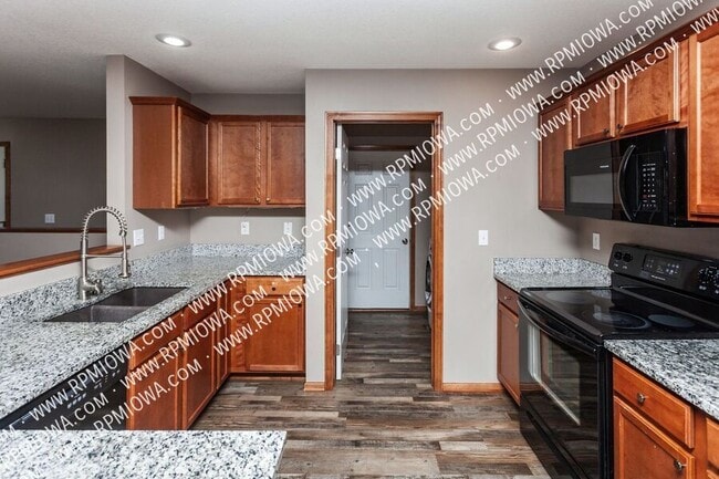 Building Photo - 738 NE Spring St