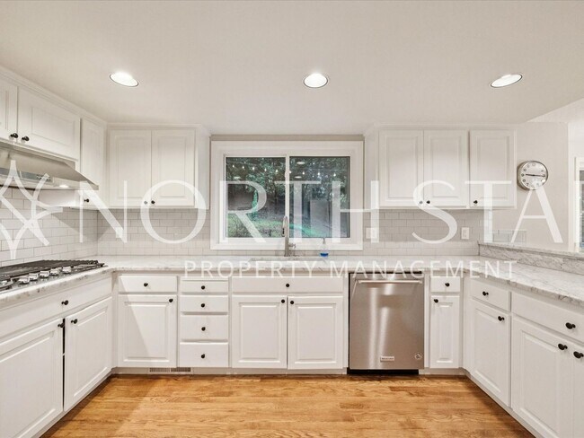 Building Photo - Traditional Home with Views