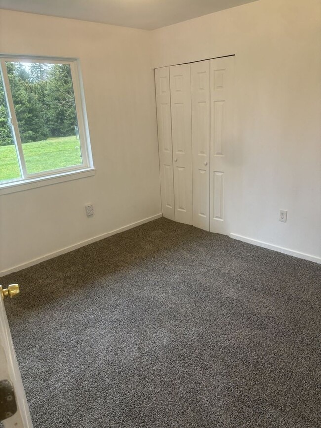 Building Photo - Three Bedroom Duplex